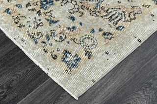 Minimalist Vintage Floral Rug - Thumbnail