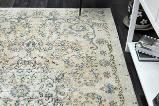 Minimalist Vintage Floral Rug - Thumbnail