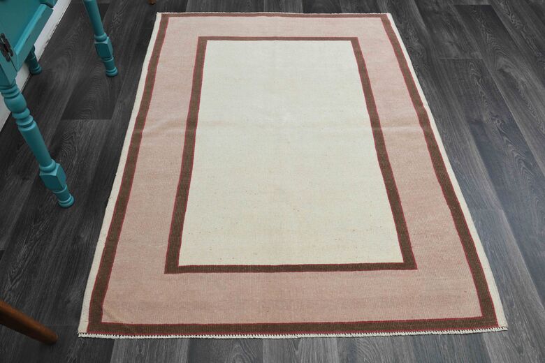 Bordered Geometric Thin Rug