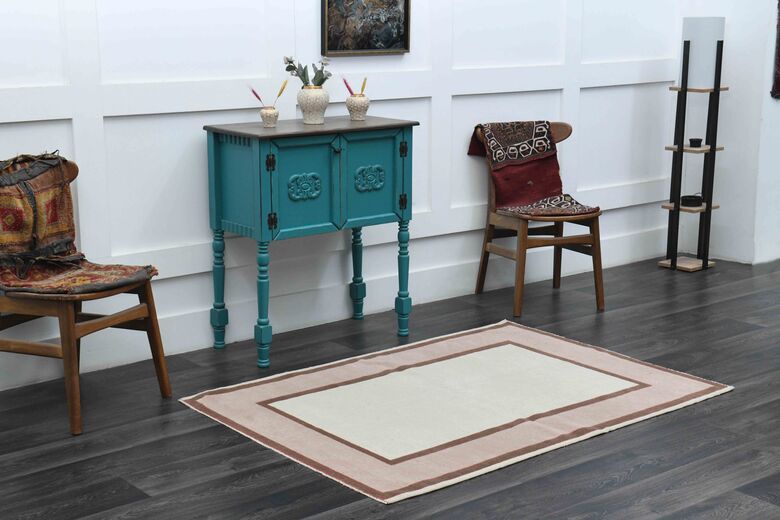 Bordered Geometric Thin Rug