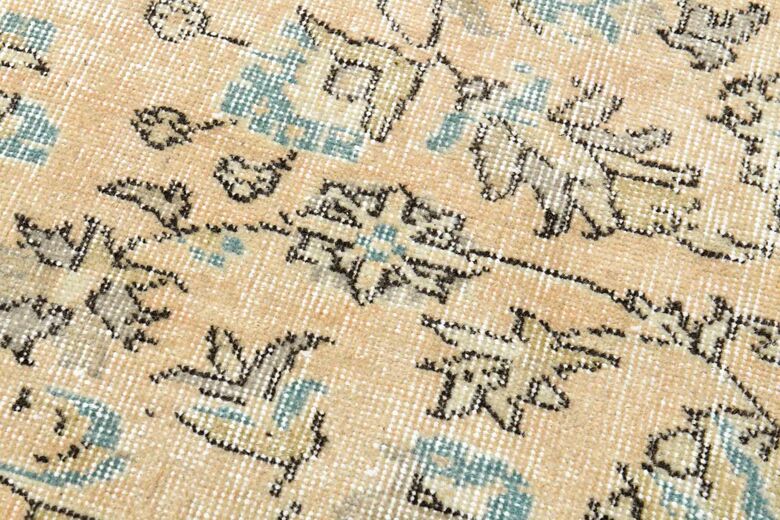 Minimal Details Vintage Turkish Rug