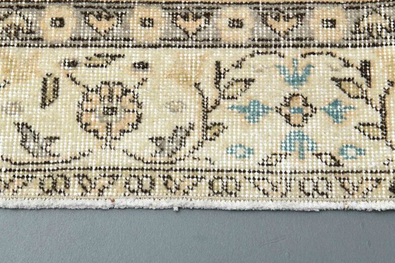 Minimal Details Vintage Turkish Rug